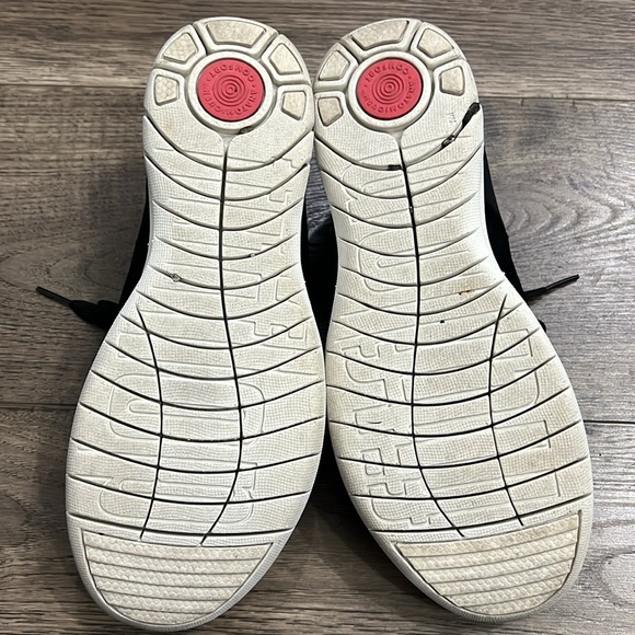 Fitflop sneaker. Black size 8 good used condition. - Picture 3 of 3